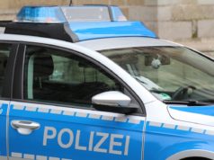 Auto fährt in Mannheim in Menschenmenge