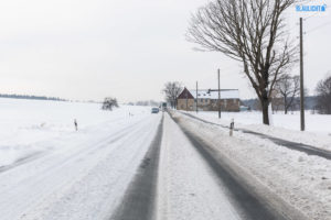 Schnee auf der Straße und Straße Services nicht die Straßen nicht sauber.  Auch die Schneeräumung wird durch Autos auf den Straßen verlassenen  verhindert Stockfotografie - Alamy
