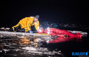 DLRG und Feuerwehren trainieren Eisrettung