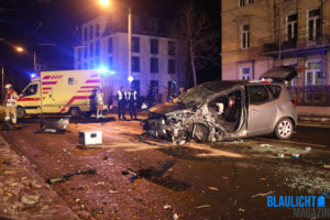 Dresden – Opel kollidiert mit Baum: 1 Verletzte