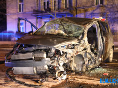 Schwerer Unfall: Opel-Fahrerin kollidiert mit Baum