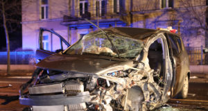 Schwerer Unfall: Opel-Fahrerin kollidiert mit Baum