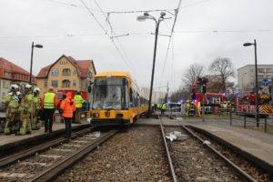 Dresden – Ein Toter nach Crash mit Straßenbahn