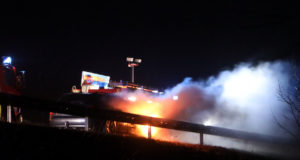 PKW fängt auf Autobahn Feuer