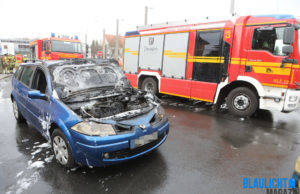 Renault fängt während der Fahrt Feuer