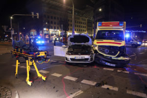 Dresden – PKW kollidiert mit Rettungswagen: 1 Person leicht verletzt