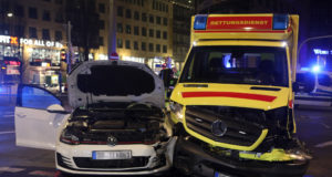 PKW kracht in im Einsatz befindlichen Rettungswagen