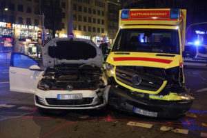 Dresden – PKW kollidiert mit Rettungswagen: 1 Person leicht verletzt