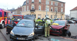 Drei Verletzte nach Kreuzungscrash