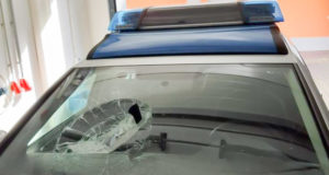 Polizeibeamte mit Pistole bedroht