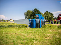 LKW kommt von Straße ab und kippt um