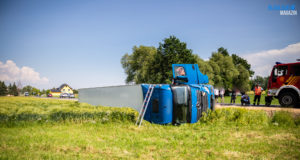 LKW kommt von Straße ab und kippt um