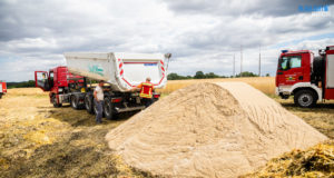 Über 20 Tonnen Sand sollen Strohballen-Brand bei Hermsdorf löschen