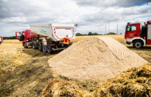 Über 20 Tonnen Sand sollen Strohballen-Brand bei Hermsdorf löschen
