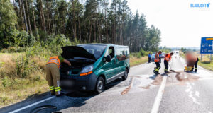 Transporter gerät bei Leppersdorf in Brand