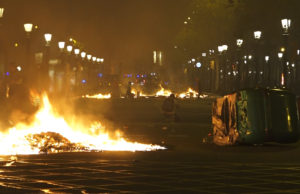 Feuerwehreinsatz bei schweren Krawallen in Barcelona