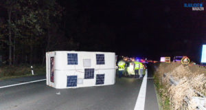 Wohnwagen umgekippt – Gaffer-Stau um ein Vielfaches länger