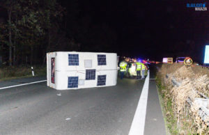 Wohnwagen umgekippt – Gaffer-Stau um ein Vielfaches länger