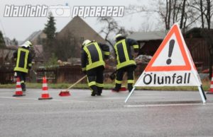 Auto rutscht durch Ölspur gegen Baum – Fahrer schwer verletzt