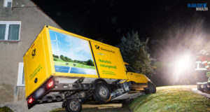 Postauto in Schräglage – Elektrofahrzeug droht umzukippen