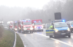 A4 bei Ohorn: LKW fährt vor Baustelle auf PKW auf