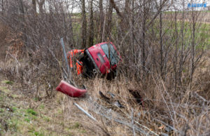 Caddy kommt von Autobahn ab und landet im Gebüsch