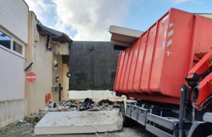 Dach von Feuerwache stürzt ein und begräbt WLF unter sich