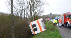 Rettungswagen auf Einsatzfahrt verunfallt