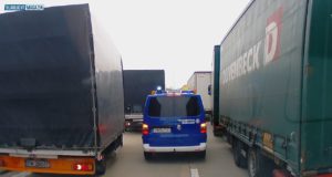 Video: THW kämpft sich durch katastrophale Rettungsgasse