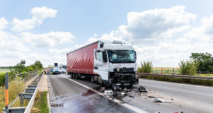 LKW stoßen auf A4 bei Ottendorf zusammen
