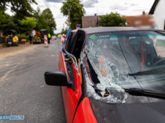 Baggerschaufel stößt mit BMW zusammen