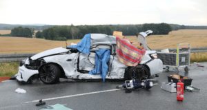 Unfall auf regennasser Fahrbahn: 24-Jähriger stirbt in Sportwagen, 2 Schwerverletzte