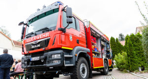TLF 4.000 feierlich an Feuerwehr Schwarzkollm übergeben