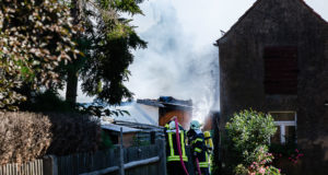 Feuerwehr löscht Schuppenbrand in Laußnitz