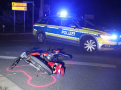 Moped-Fahrer fährt bei Kontrolle Polizisten an: Schwer verletzt