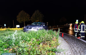 Auto landet nach Unfall auf Kreisverkehr – Insassen spurlos verschwunden