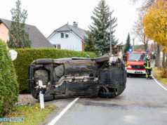 PKW kracht gegen Baum und kippt um