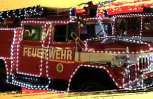 Weihnachtskorso aus Feuerwehrautos rollt durch die Lausitz