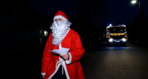 Weihnachtsmann verteilt kleine Geschenke mit der Feuerwehr