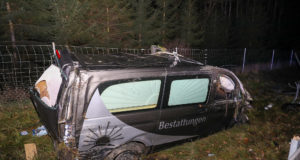 Bestattungsfahrzeug auf der A4 bei Ohorn verunfallt