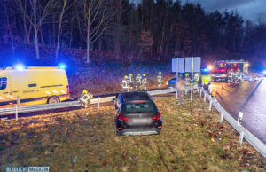 Autobahn-Ausfahrt verpasst? BMW fährt auf Verkehrsinsel
