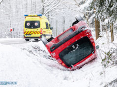 Schneeglatte Straßen: Auto landet auf dem Dach