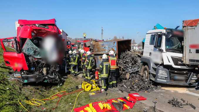 Wilsdruff - Trümmerfeld auf der A4 - Drei LKW krachen ineinander: Ein Toter