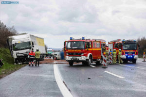 Dresden  Schwere Unfall auf A17 – Mercedes kollidiert mit LKW: 1 Toter