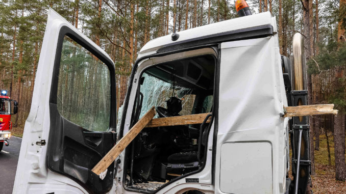 Tauscha - LKW kollidieren seitlich miteinander: zwei Personen verletzt