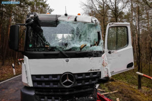 Tauscha – LKW kollidieren seitlich miteinander: zwei Personen verletzt