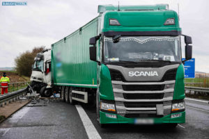 BAB14/Nossen – Horror-Crash auf A14 – Drei LKW krachen ineinander: Ein Brummi-Fahrer stirbt