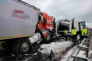 BAB14/Nossen – Horror-Crash auf A14 – Drei LKW krachen ineinander: Ein Brummi-Fahrer stirbt
