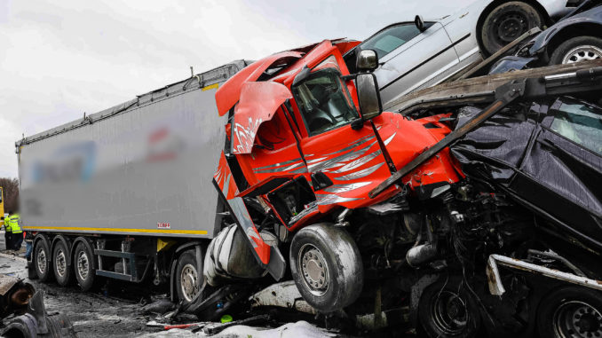 BAB14/Nossen - Horror-Crash auf A14 - Drei LKW krachen ineinander: Ein Brummi-Fahrer stirbt