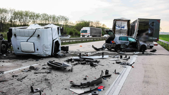 BAB14/Nossen - Schwerer Unfall: 3 LKW und ein PKW kollidieren